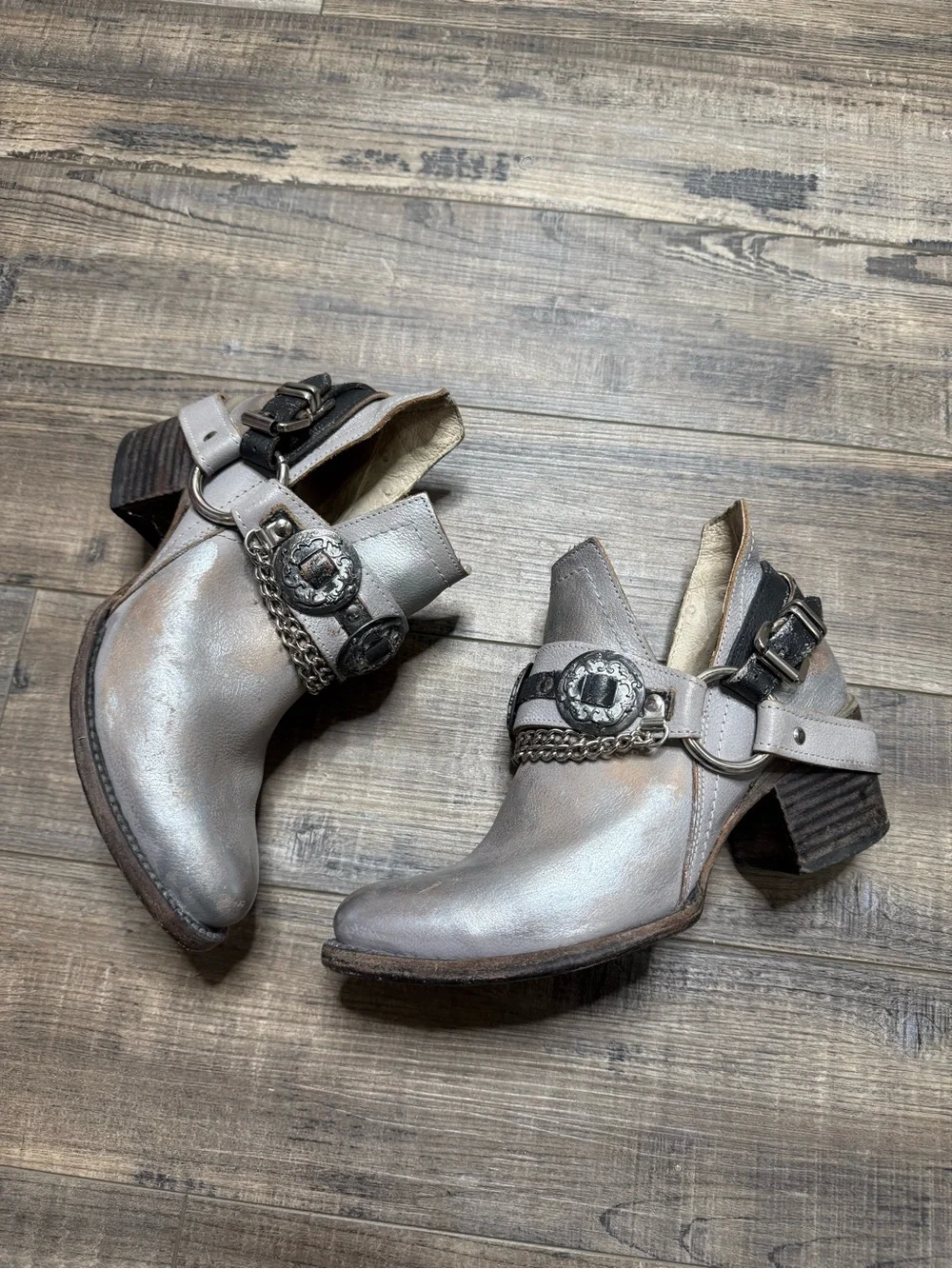Freebirds Mystic Metallic Silver Western-Inspired Ankle Booties Buckle Size 6